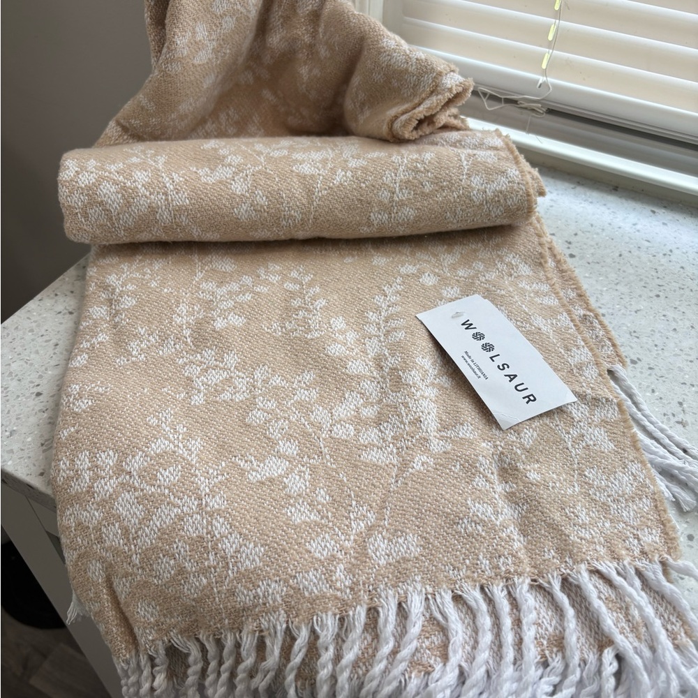 NWT Woolsaur Floral Fringe Throw Blanket in Beige & White
